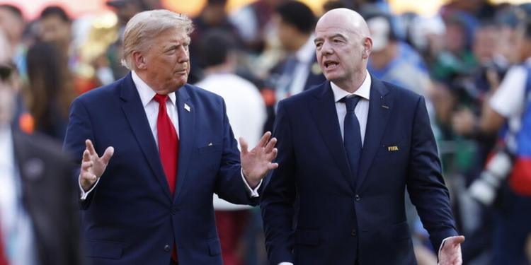 Trump in campo per Infantino: «Farà tutto il possibile per aiutarlo a restare alla guida della Fifa»