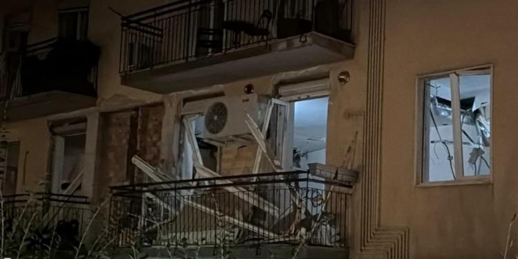 Paura a Bergamo, esplosione in un condominio: crolla un solaio, cinque feriti