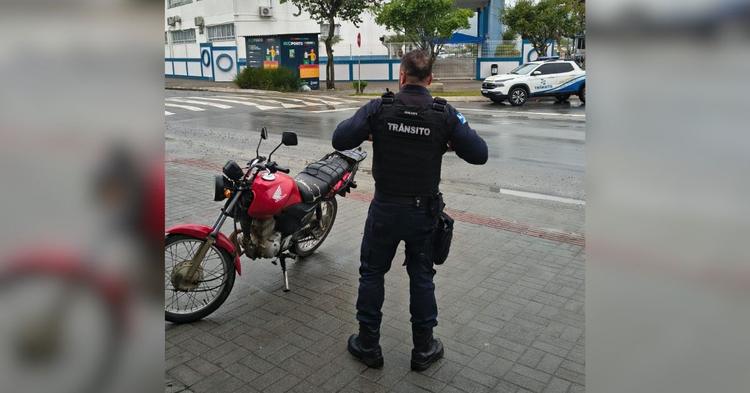Motociclista avança bloqueio escolar e quase atropela crianças em Balneário Camboriú