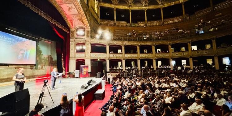 De Luca riempie il Politeama di Palermo: "Sud chiama Nord non sarà un taxi, il centrodestra stacchi la spina a Schifani"