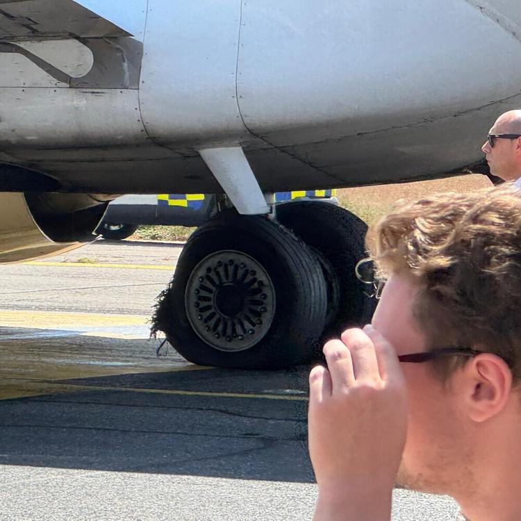 Paura sul volo Cagliari-Roma, atterra con uno pneumatico squarciato
