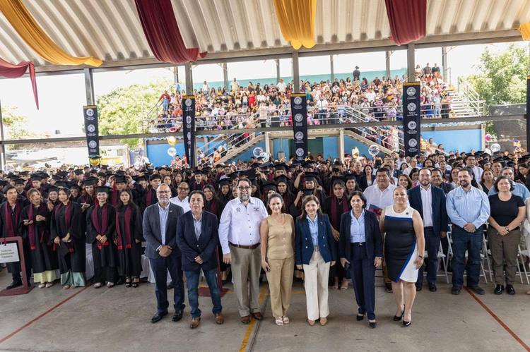 ¡Nueva generación! Estudiantes de la Preparatoria 5 culminan su bachillerato en Puente de Ixtla
