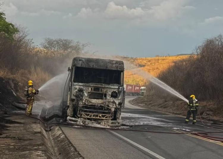BR-251 é liberada após transbordo de carga de óleo diesel