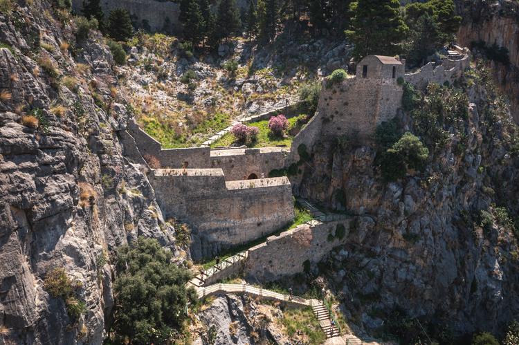 Imponente, selvaggia e affacciata sul mare. La Rocca è uno dei simboli di Cefalù, custode di storia, sentieri e panorami...