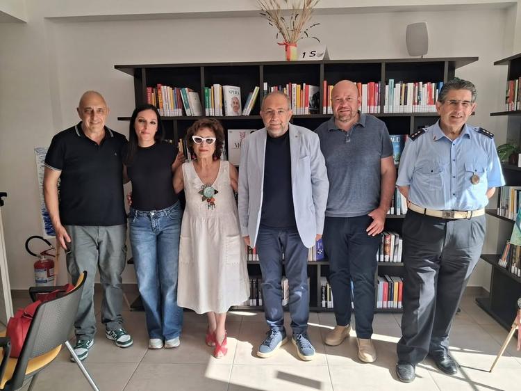 I libri ampliano gli orizzonti della conoscenza e delle conoscenze. Ieri pomeriggio un piacevole incontro tra amministra...