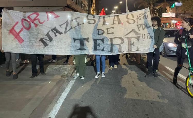 Manifestantes fazem ato em Teresópolis após mulher trans ser esfaqueada e ter pulmão perfurado