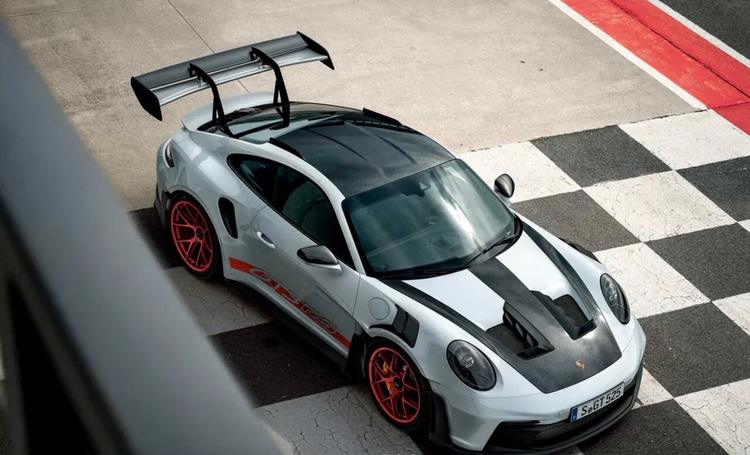 Difficile de ne pas remarquer la Porsche 911 GT3 RS et son look ultra-sportif