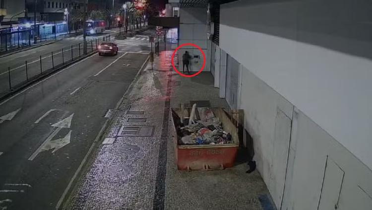 VÍDEO: Homem é preso após furtar hidrômetro de prédio no Centro de Juiz de Fora