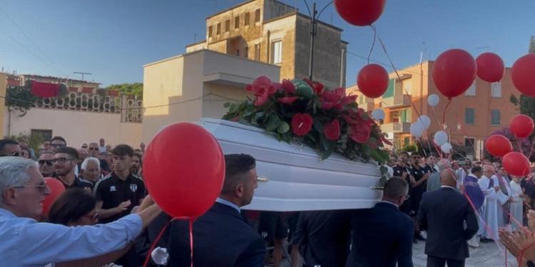 Un paese intero per l'addio a Lorena Isceri: "Cammini nella luce"