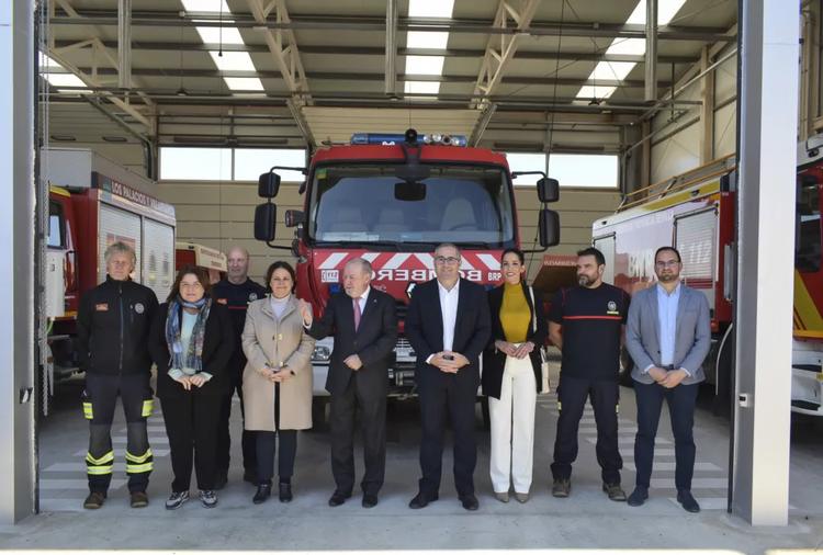 Autoridades inaugurando el nuevo parque de bomberos