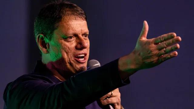 Tarcísio defende autonomia da polícia e diz não interferir, um dia após críticas de Nunes e Flávio