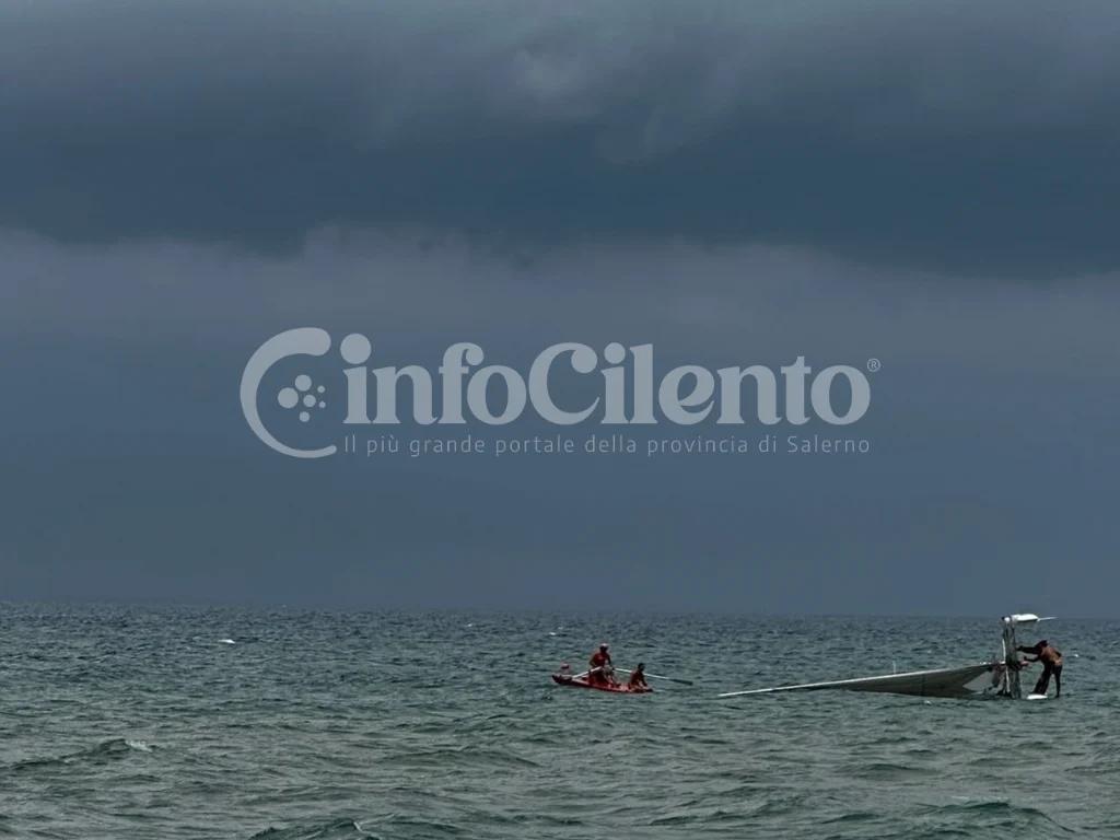 Castellabate, catamarano si capovolge per il forte vento a Lago: salvato dai bagnini