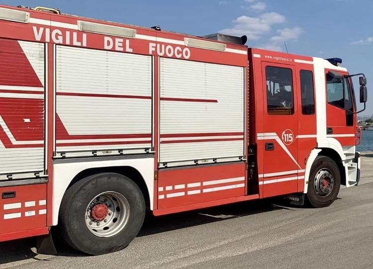 Racale, incendio in autofficina: auto in fiamme, appartamento danneggiato