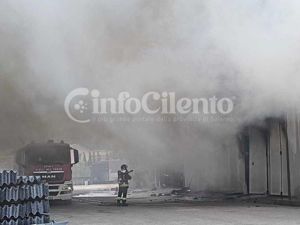 Incendio a Sant’Arsenio: fiamme in un capannone industriale, operai in salvo