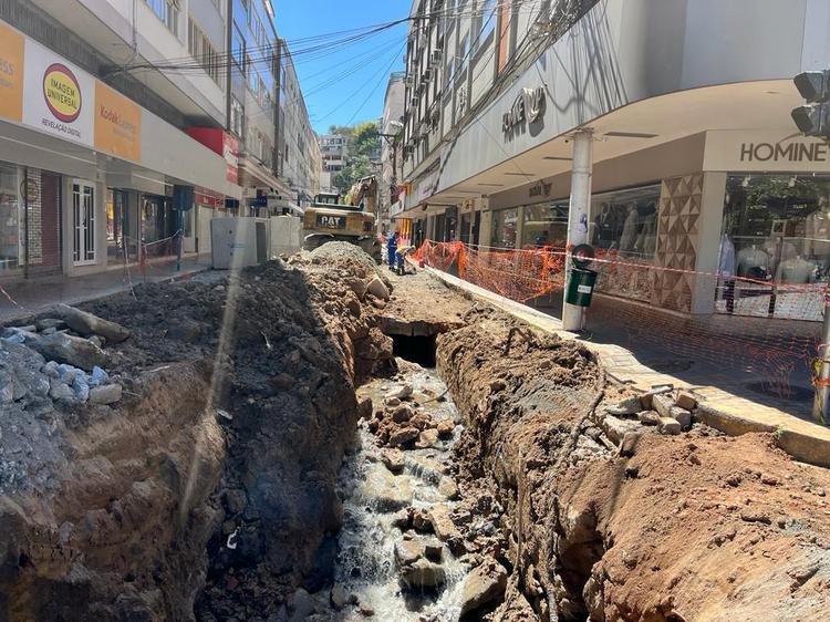 Obras de drenagem do Governo do Estado chegam a rua Farinha Filho