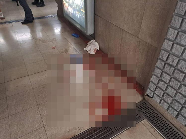 Piange Fatima, sfregiata a Milano. "Ho pensato davvero di morire"