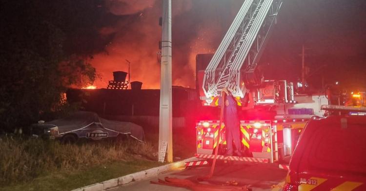 Incêndio de grandes proporções destrói galpão e atinge casas em Itapema&nbsp;