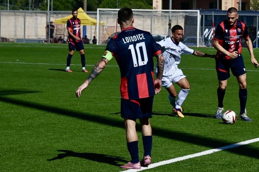 Taranto, tensione dopo il ko: tifosi in campo, colpito Loiodice