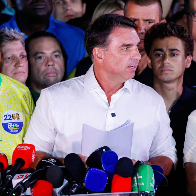Porta-voz do governo Milei nega que Flávio Bolsonaro tenha pedido asilo político