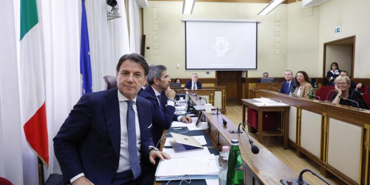 Conte in commissione Covid: «Senza stato d'emergenza sarebbe crollato tutto. L'obbligo vaccinale e il green pass? Scelta arrivata con Draghi»