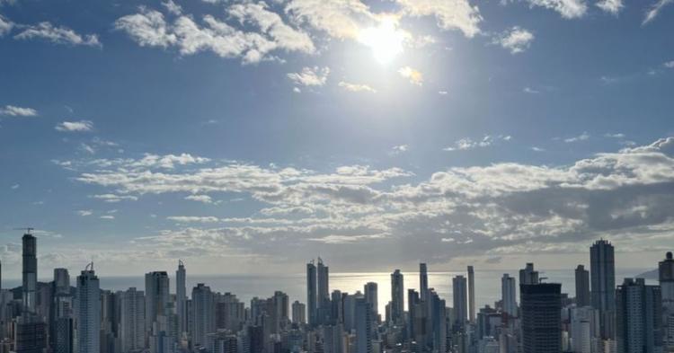 Final de semana começa com sol, mas há previsão de chuva para este domingo em BC e região