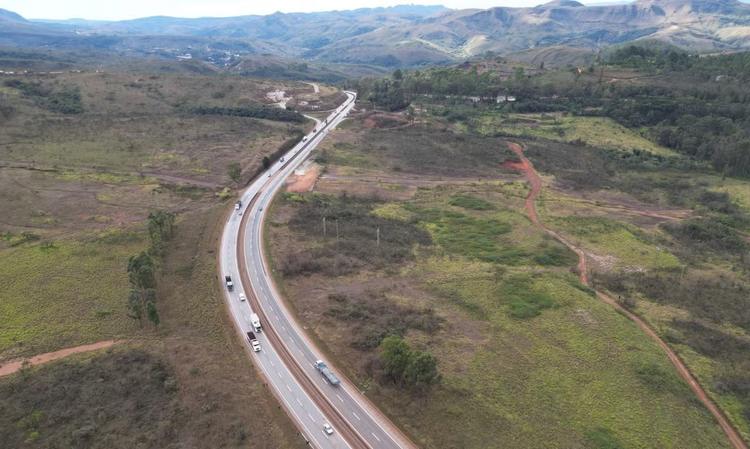 Motorista que bateu em restos de pneu na BR-040 ganha indenização por má conservação da rodovia