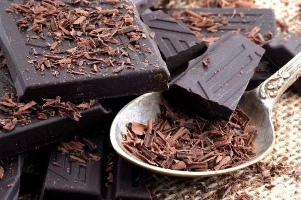 منها  الشوكولاتة الداكنة.. أطعمة ومشروبات قد تساعدك على النوم