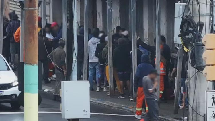 'Feirão de drogas': Flagrantes mostram venda e consumo perto de rodoviária e postos de polícia em Porto Alegre