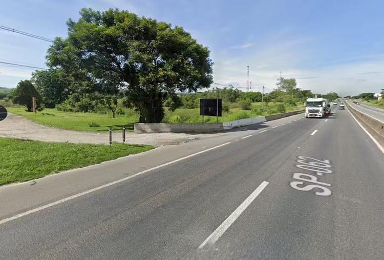 Mulher morre após ser atropelada por carro na Dutra, em Lorena