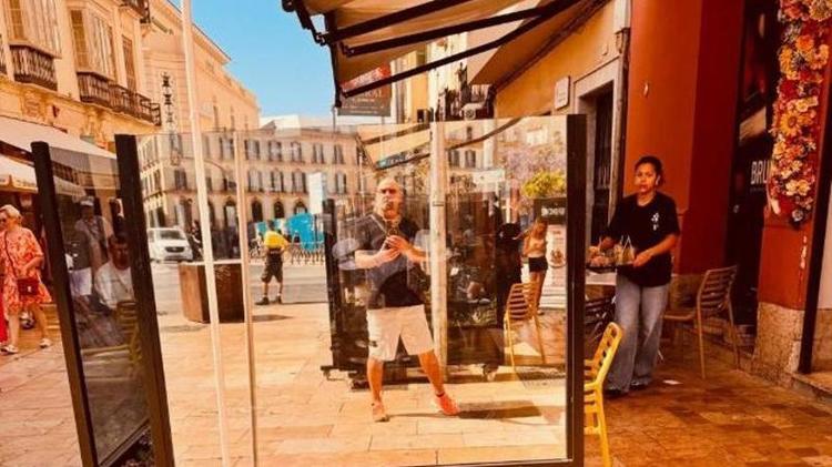 La gira de Bonehead, guitarrista de Oasis y el 'pegamento' de los Gallagher, por la Costa del Sol