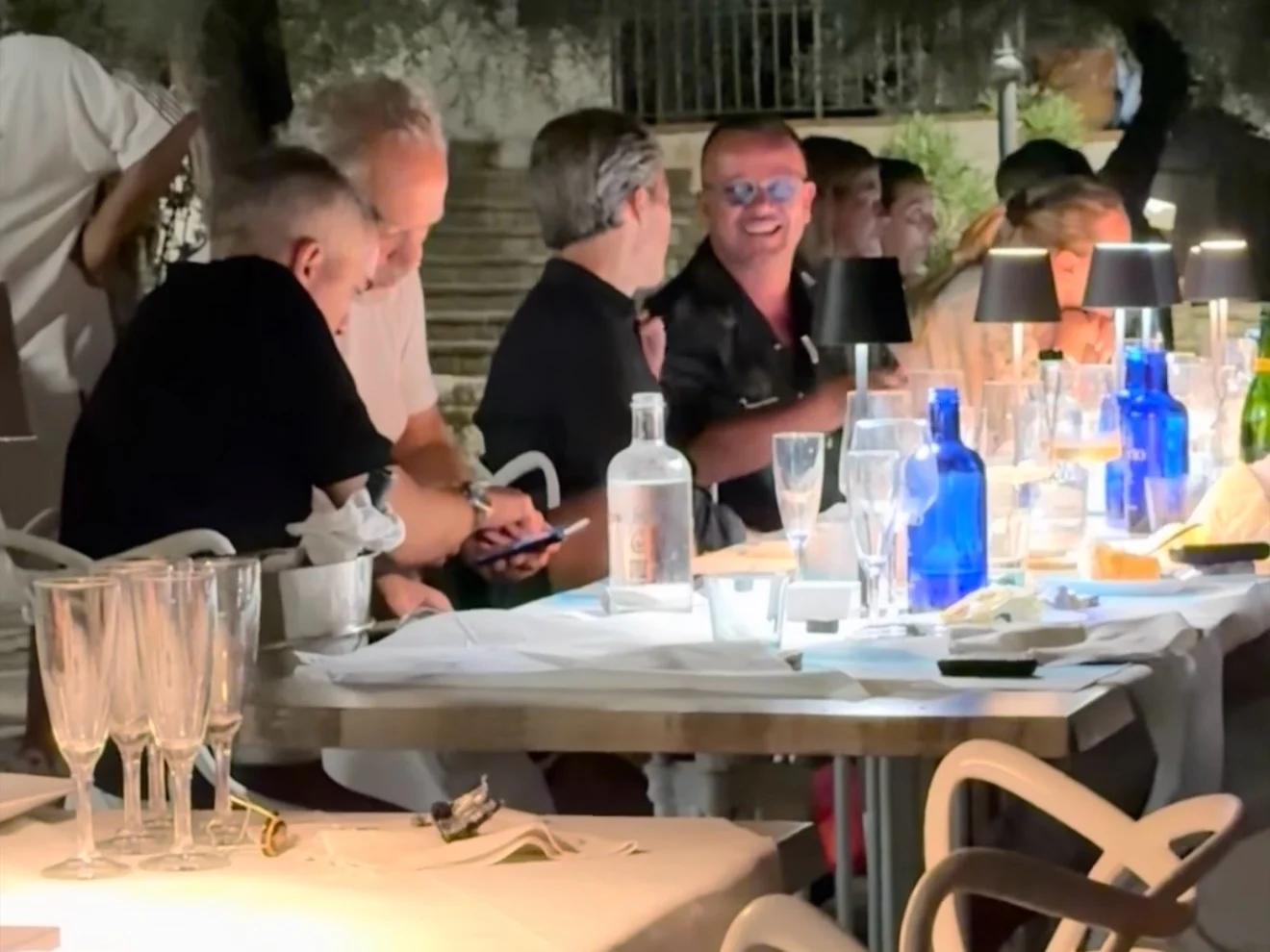 Gigi D’Alessio sceglie ancora il Cilento: cena sul mare di Pioppi per il cantautore