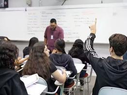 Taxa de reprovação no ensino médio público cai 62% em três anos