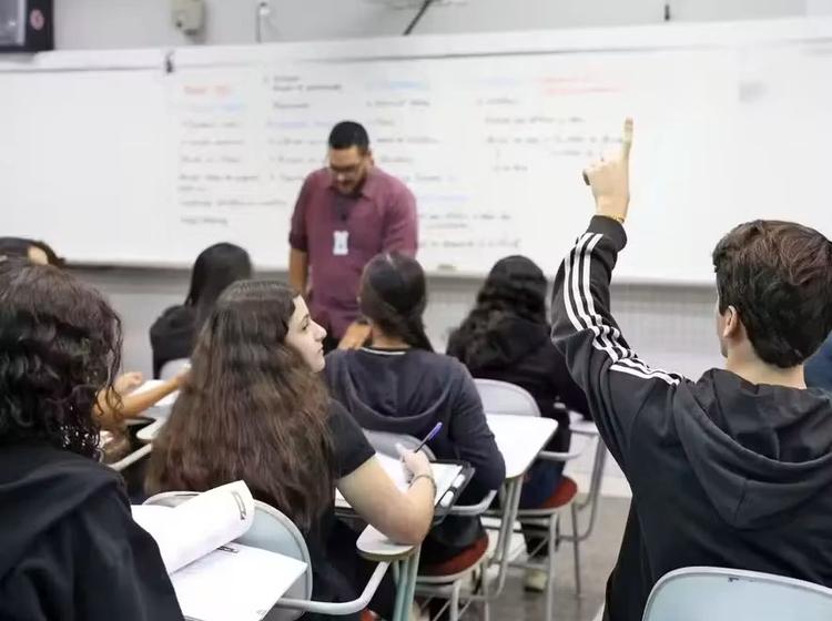 Taxa de reprovação no ensino médio público cai 62% em três anos