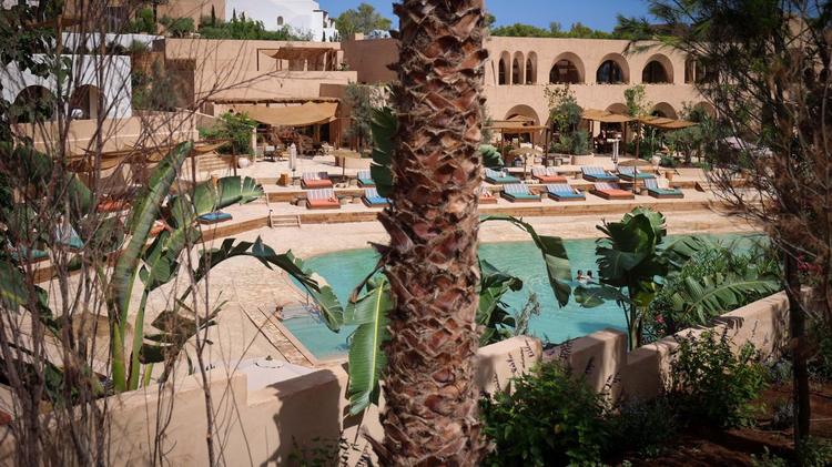 La piscina del hotel de cinco estrellas que cerca una cala en Portinatx.