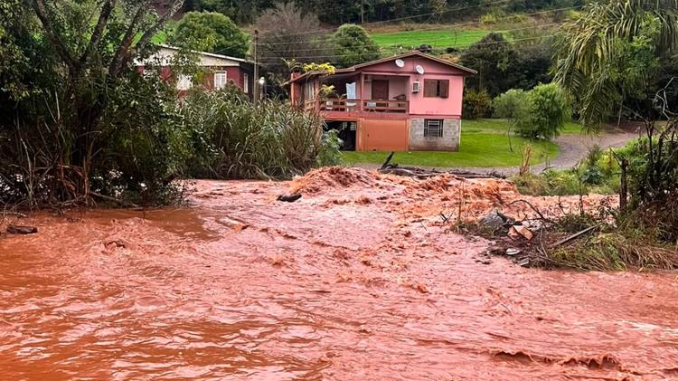 Aulas canceladas, casas destelhadas e alagamentos: as consequências da chuva no Norte do RS