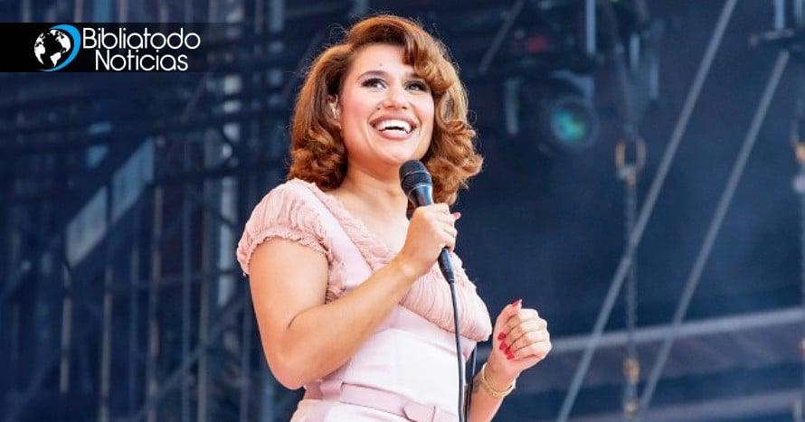 Cantante RAYE abandona las redes sociales para leer la Biblia