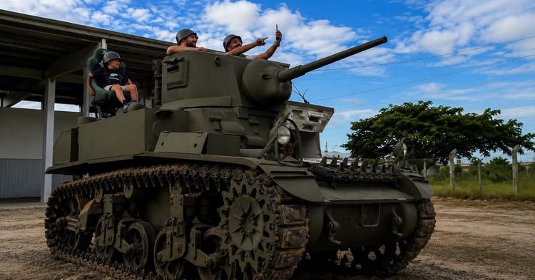 Você já imaginou andar em um tanque de guerra? Novo parque temático oferece experiência inédita em Santa Catarina