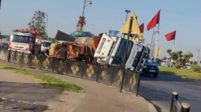 انقلاب شاحنة محمّلة بمعدات حفر الآبار بواحة سيدي إبراهيم