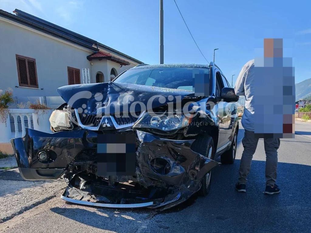 Incidente ad Atena Lucana, tamponamento sulla statale 19: due feriti lievi e disagi al traffico