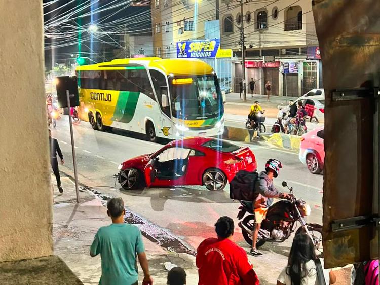 Motorista é preso após bater carro de luxo e apresentar documento falso em Governador Valadares