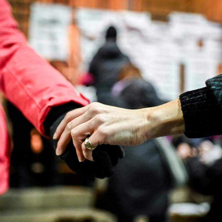 Quasi il 15% delle donne ha subito violenza fisica o sessuale prima dei 16 anni