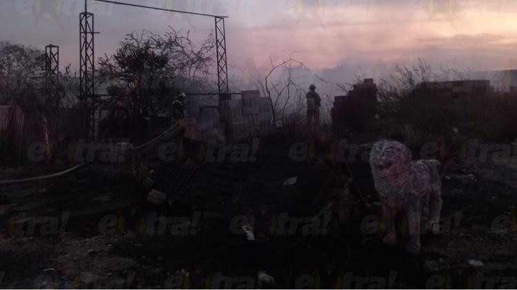 Pánico por fuego junto a gasolinera: Incendian predio con maquinaria en Cuautla