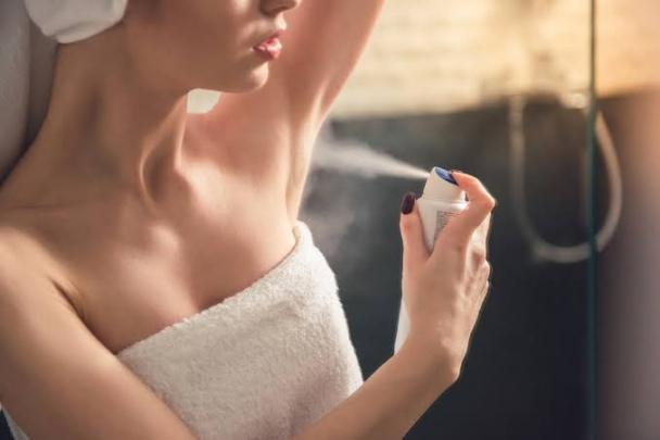وداعاً لمزيل التعرق التقليدي .. بدائل طبيعية تمنحك انتعاشاً صيفياً طوال اليوم
