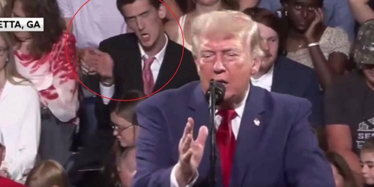 Un uomo imita Trump al comizio in Georgia: il video diventa virale