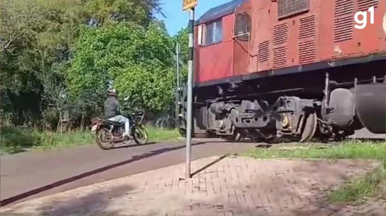 VÍDEO: motociclista fica ferido após colidir com trem no RS