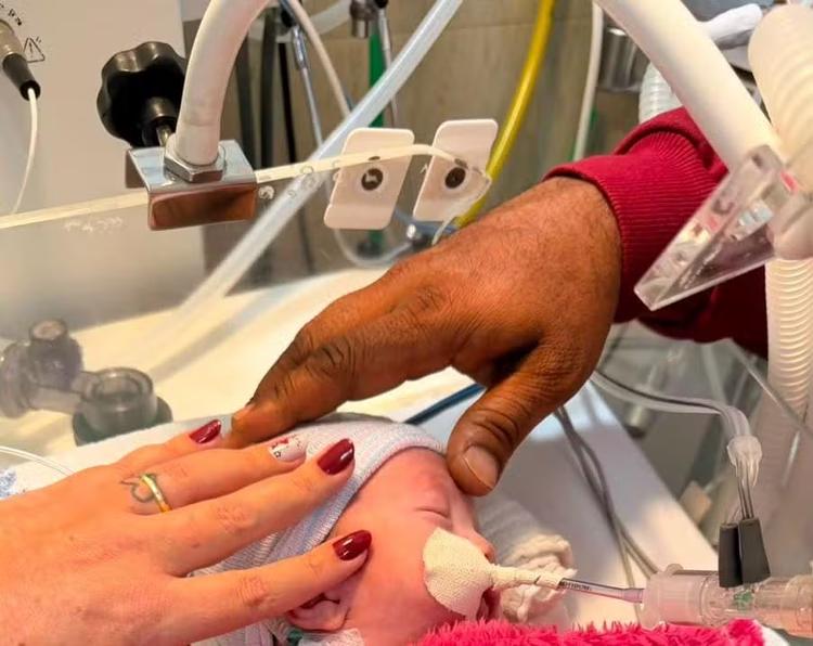 'Nosso guerreiro', diz mãe de bebê que apresentou sinais vitais 2 horas após ser dado como morto