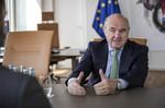 De Guindos: "El Estado debería salir de CaixaBank"