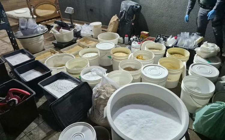 Polícia Militar apreende 390 kg de cocaína e crack e fecha laboratório em Barrinha, SP