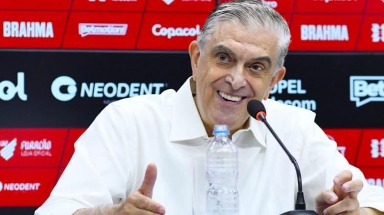 Mário Celso Petraglia, acelera contratações do Athletico-PR (Foto: Gustavo Oliveira/athletico.com.br)