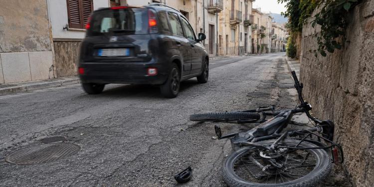 Vizzini, investe lo zio con l'auto e tenta di travolgerlo una seconda volta: 38enne denunciato